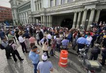 Al menos 54 sismos fueron reportados por Insivumeh este martes Personas evacuadas por el sismo de 5.6 registrado esta tarde. Foto La Hora: Jose Orozco
