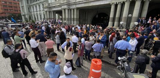Personas evacuadas por el sismo de 5.6 registrado esta tarde. Foto La Hora: Jose Orozco