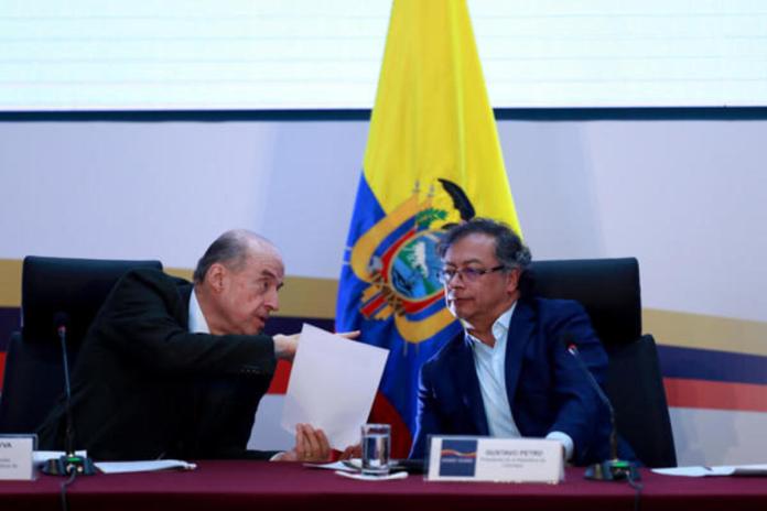 El presidente de Colombia, Gustavo Petro (d), el exministro de Relaciones Exteriores Álvaro Leyva. Foto La Hora: EFE.
