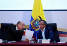El presidente de Colombia, Gustavo Petro (d), el exministro de Relaciones Exteriores Álvaro Leyva. Foto La Hora: EFE.