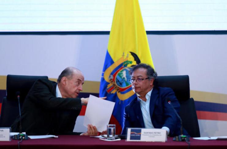 El presidente de Colombia, Gustavo Petro (d), el exministro de Relaciones Exteriores Álvaro Leyva. Foto La Hora: EFE.