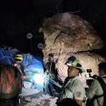 Sismos GT: roca cae sobre picop y deja dos fallecidos en Santa María de Jesús. Foto La Hora: CVB.
