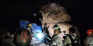 Sismos GT: roca cae sobre picop y deja dos fallecidos en Santa María de Jesús. Foto La Hora: CVB.
