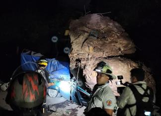 Sismos GT: roca cae sobre picop y deja dos fallecidos en Santa María de Jesús. Foto La Hora: CVB.