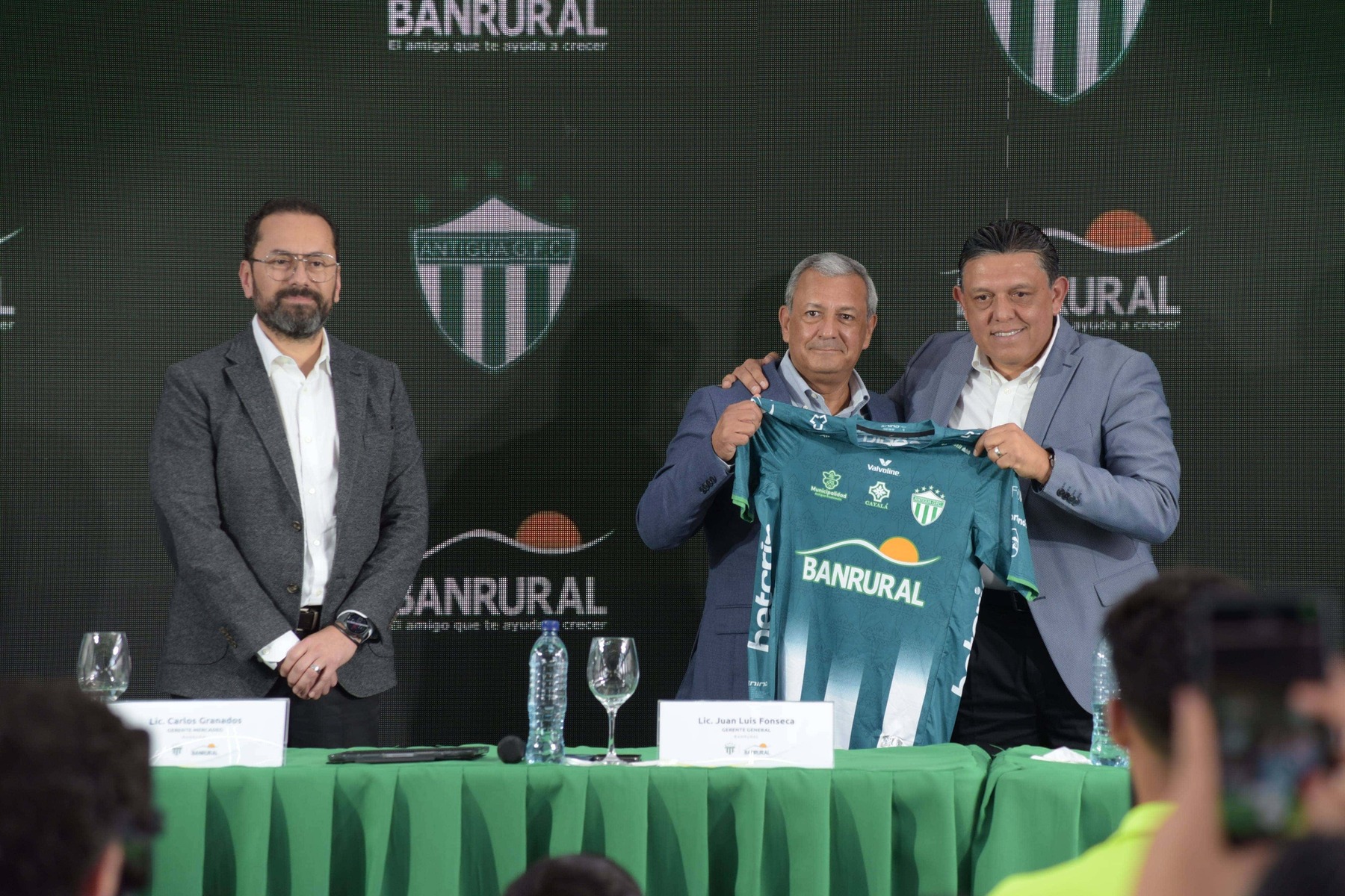 Presentación de camisola con nuevo patrocinio de Banrual. Foto: La Hora/ José Orozco