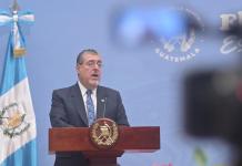 Protesta del SNTSG: Presidente desconoce los motivos, realizado primer pago con aumento Presidente Bernardo Arévalo desconoce los motivos de la manifestación y bloqueos a cargo del Sindicato de Salud.