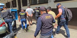 Presuntos integrantes de la banda Los Chocolates del Sur capturados en Escuintla. Foto La Hora: PNC