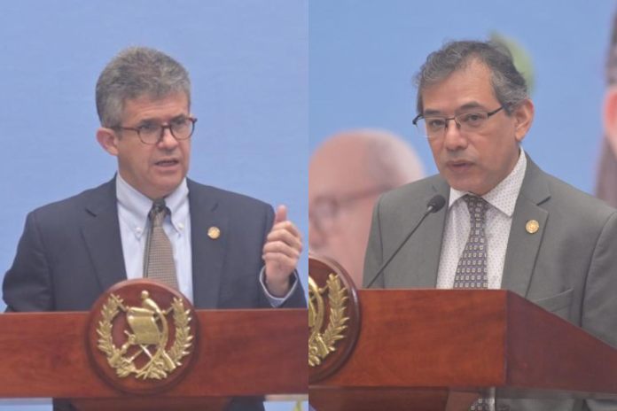 El ministro Joaquín Barnoya y el viceministro Edgar González, explican que la apertura de farmacias de Proam es una solución a corto plazo para el acceso fácil a medicamentos.