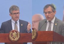 El ministro Joaquín Barnoya y el viceministro Edgar González, explican que la apertura de farmacias de Proam es una solución a corto plazo para el acceso fácil a medicamentos.