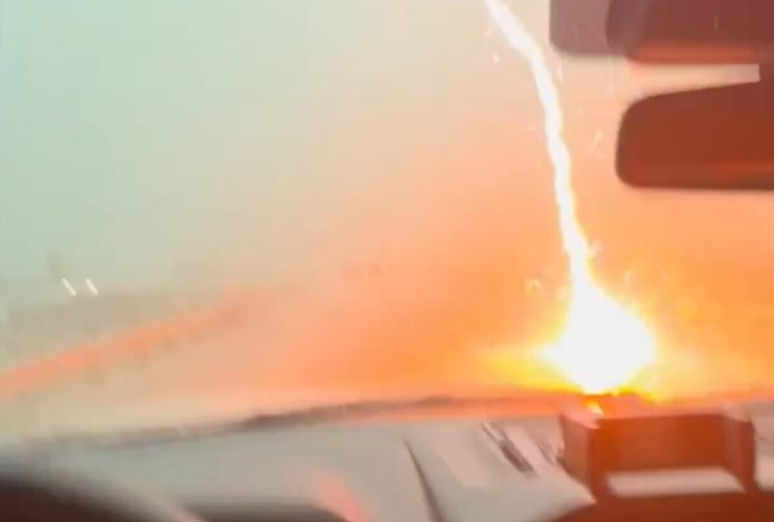 Video: Conductor graba cómo un rayo impacta su carro en Texas