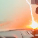 Video: Conductor graba cómo un rayo impacta su carro en Texas
