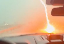 Video: Conductor graba cómo un rayo impacta su carro en Texas