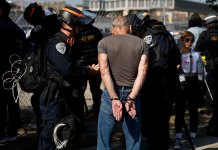 Decenas de meseros y cocineros arrestados: ICE reanuda redadas en restaurantes de Texas Redadas ICE
