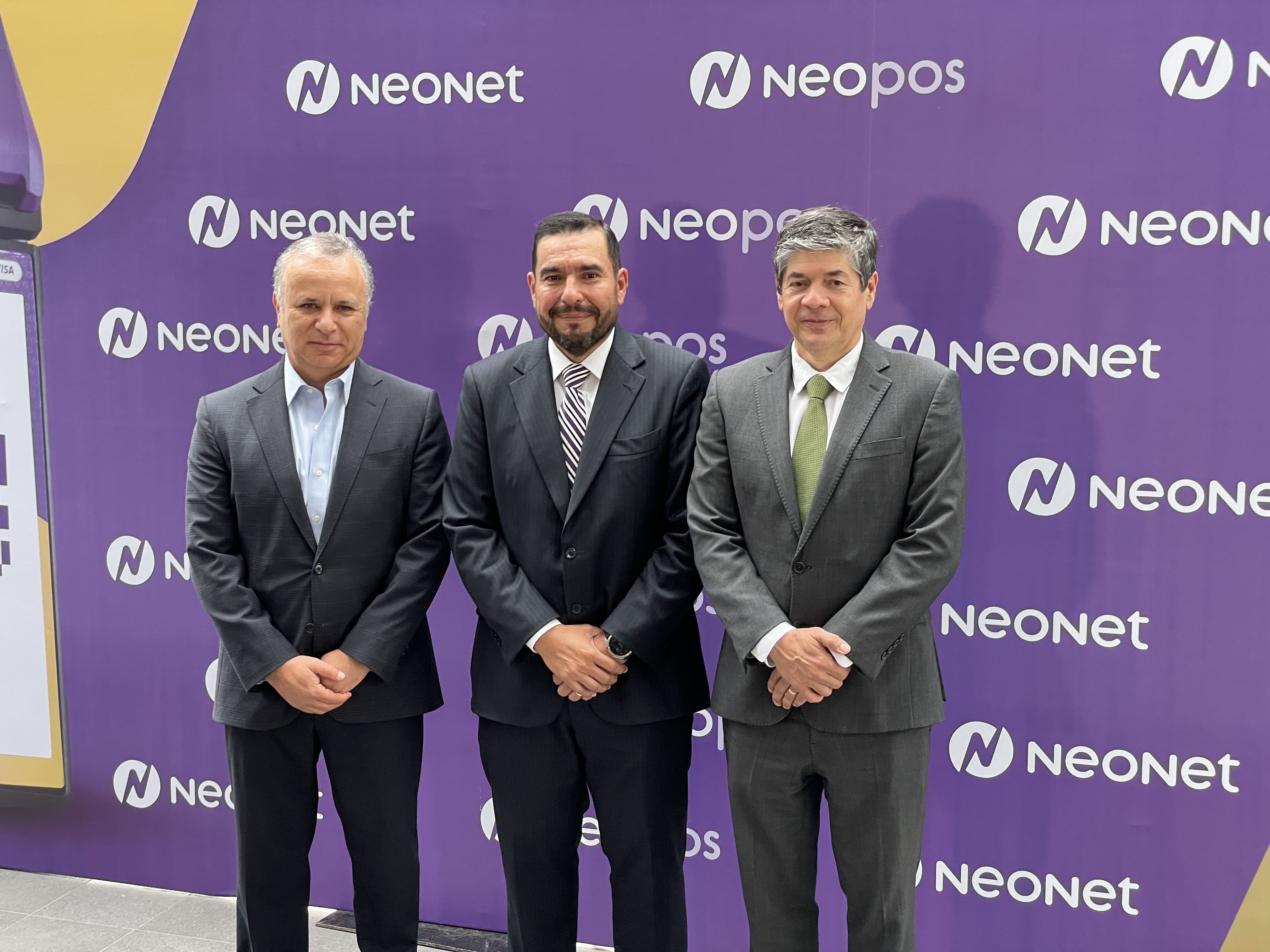 De izquierda a derecha: Edgar Bran, presidente de la Junta Directiva de NeoNet; Mario Castrillo, gerente general de NeoNet; Carlos Martínez, miembro de la Junta Directiva del Instituto de Comercio y Gestión (IGC), durante la presentación del servicio de pagos vía cógido QR. Foto: La Hora/ Víctor García.