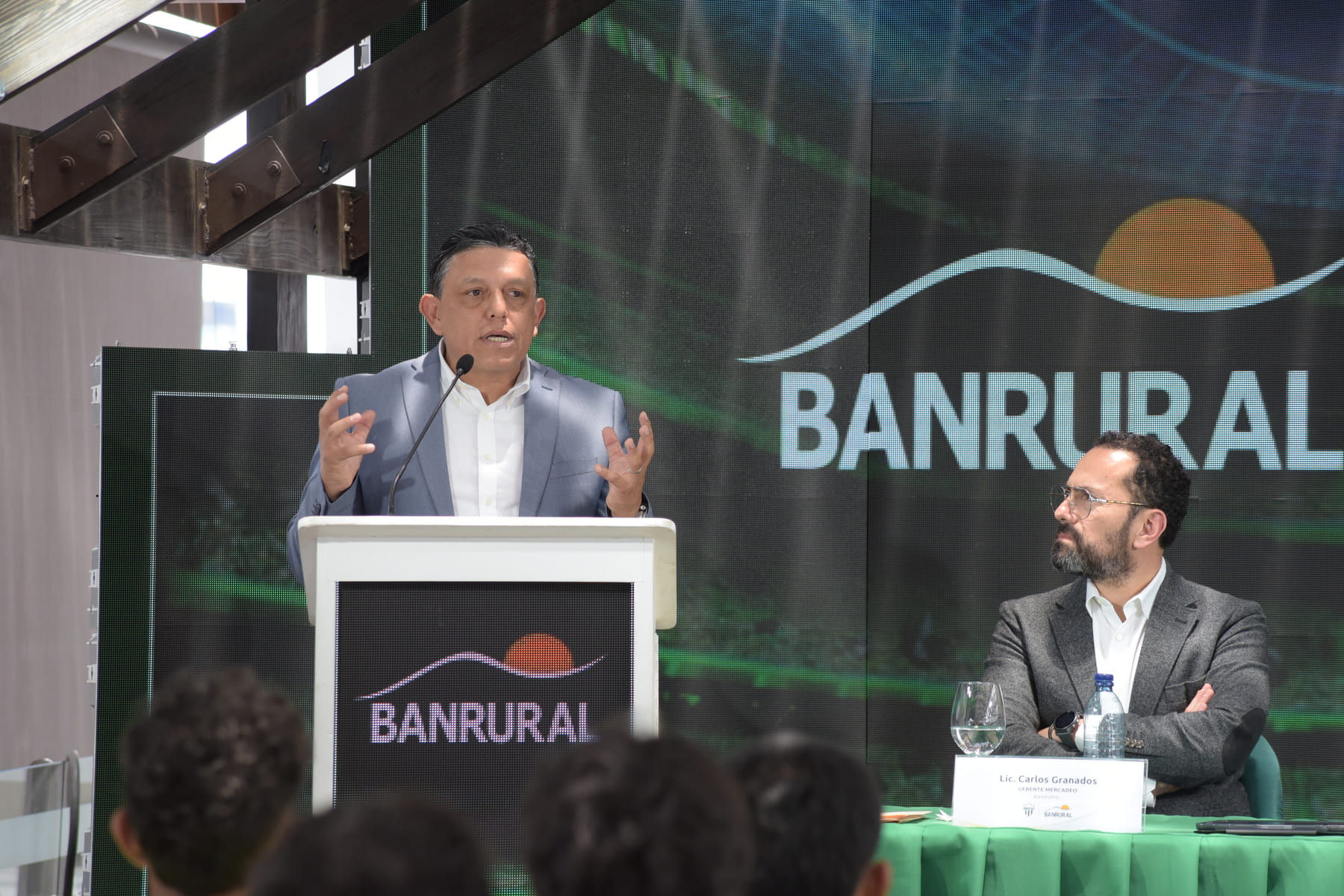 De izquierda a derecha: Manolo Caña, Presidente de Antigua GFC; Carlos Granada, Gerente de Mercadeo de Banrual.