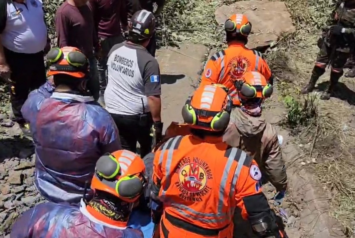 Sismos GT: Bomberos recuperan el cuerpo de las víctimas que murieron tras caerle una piedra