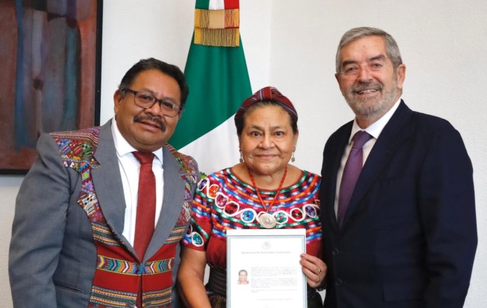 Rigoberta Menchú, premio Nobel de la Paz 1992, obtiene nacionalidad mexicana