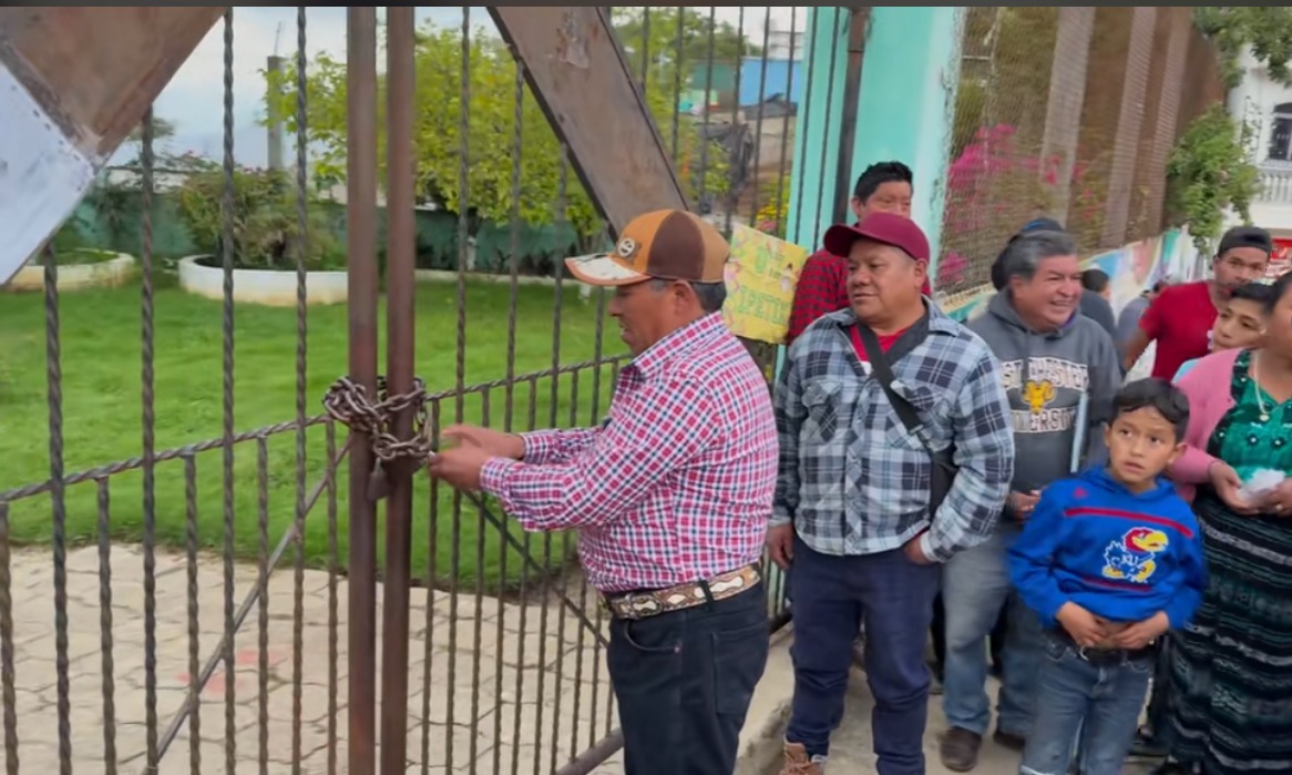 Vecinos de Patzité cierran escuela y acuerdan que maestros deberán cumplir con 18