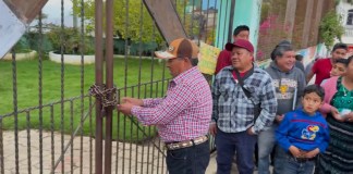 Vecinos de Patzité cierran escuela y acuerdan que maestros deberán cumplir con 180 días de clases Debido al parto del Sindicato de Trabajadores de la Educación de Guatemala (STEG), vecinos de Pazité cerraron la escuela de la localidad. Foto La Hora: Rudy Visión