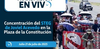 Concentración del STEG de Joviel Acevedo en la Plaza de la Constitución. Foto La Hora: José Orozco.