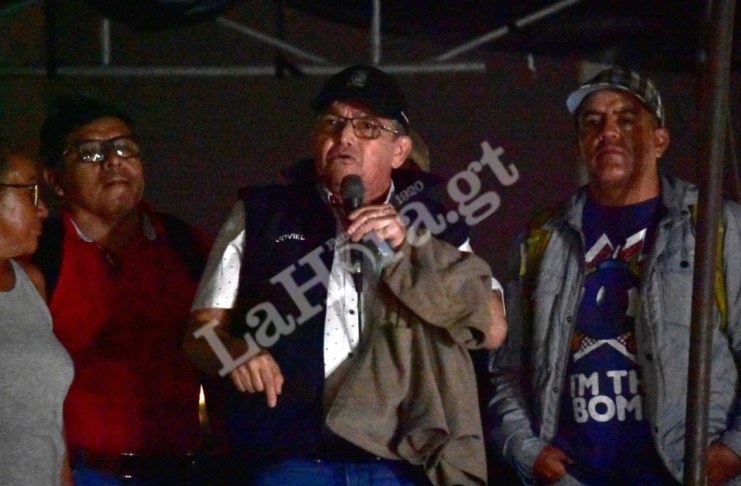 El líder del Sindicato de Trabajadores de la Educación de Guatemala (STEG), Joviel Acevedo, habló después del desalojo. Foto La Hora: Daniel Ramírez