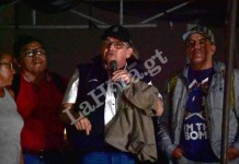 En medio de desalojo al STEG, Joviel asegura que mañana serán “burla”, pero seguirán “luchando” El líder del Sindicato de Trabajadores de la Educación de Guatemala (STEG), Joviel Acevedo, habló después del desalojo. Foto La Hora: Daniel Ramírez