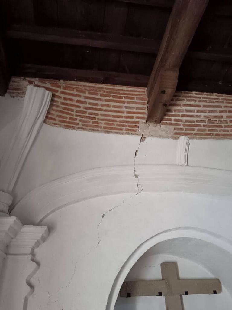 La estructura de la ermita de San Cristóbal el Bajo, presenta diversos agrietamientos. Foto La Hora: Redes Sociales