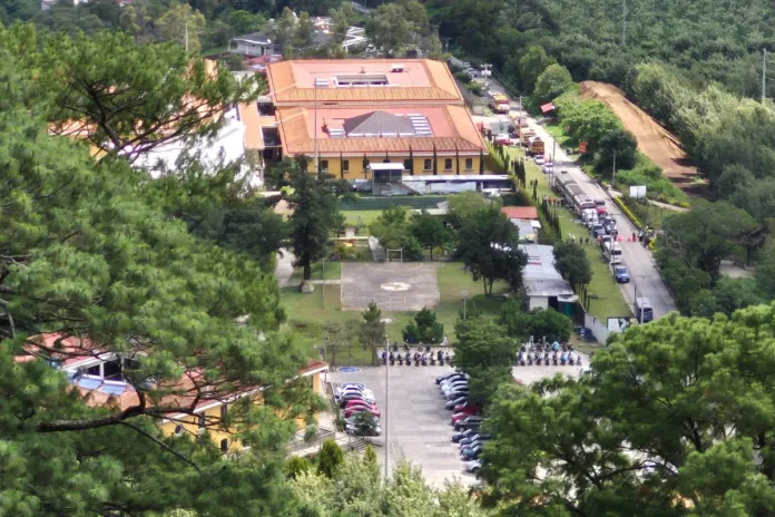 Habilitan paso desde Antigua Guatemala a Santa María de Jesús, luego de realizar diversos trabajos de limpieza y retiro de escombros.