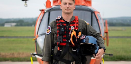 Scott Ruskan guardia costero que salvo a 165 niños. Arte La Hora: Alejandro Ramírez
