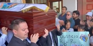 Familiares, estudiantes y amigos dan el último adiós al maestro Pedro Herrera en Huehuetenango Familiares, estudiantes y amigos dan el último adiós al maestro Pedro Herrera en Huehuetenango