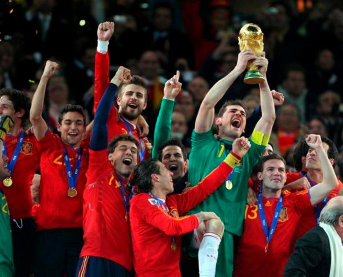 El ex capitán y portero de la selección española de fútbol Iker Casillas levanta la Copa de campeón del Mundial de Sudáfrica 2010 tras ganar a Holanda en la final en el partido disputado en el estadio Soccer City en Johannesburgo. Foto La Hora: EFE.