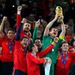 El ex capitán y portero de la selección española de fútbol Iker Casillas levanta la Copa de campeón del Mundial de Sudáfrica 2010 tras ganar a Holanda en la final en el partido disputado en el estadio Soccer City en Johannesburgo. Foto La Hora: EFE.