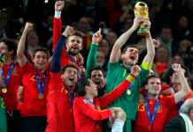 Sudáfrica 2010: el día que España tocó el cielo, 15 años del gol eterno de Iniesta El ex capitán y portero de la selección española de fútbol Iker Casillas levanta la Copa de campeón del Mundial de Sudáfrica 2010 tras ganar a Holanda en la final en el partido disputado en el estadio Soccer City en Johannesburgo. Foto La Hora: EFE.