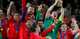 El ex capitán y portero de la selección española de fútbol Iker Casillas levanta la Copa de campeón del Mundial de Sudáfrica 2010 tras ganar a Holanda en la final en el partido disputado en el estadio Soccer City en Johannesburgo. Foto La Hora: EFE.
