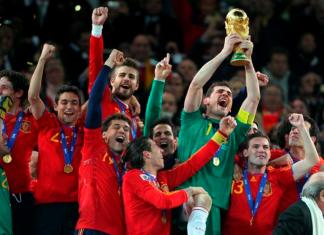 El ex capitán y portero de la selección española de fútbol Iker Casillas levanta la Copa de campeón del Mundial de Sudáfrica 2010 tras ganar a Holanda en la final en el partido disputado en el estadio Soccer City en Johannesburgo. Foto La Hora: EFE.
