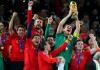 El ex capitán y portero de la selección española de fútbol Iker Casillas levanta la Copa de campeón del Mundial de Sudáfrica 2010 tras ganar a Holanda en la final en el partido disputado en el estadio Soccer City en Johannesburgo. Foto La Hora: EFE.