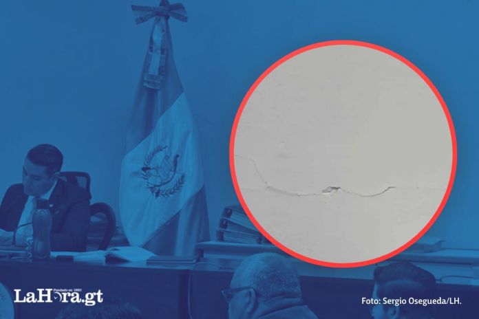 Rajadura en la pared de la sala de audiencias del Juzgado de Mayor Riesgo B es perceptible a simple vista. Foto La Hora: Sergio Osegueda