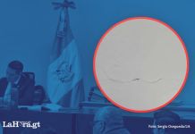 Rajadura en la pared de la sala de audiencias del Juzgado de Mayor Riesgo B es perceptible a simple vista. Foto La Hora: Sergio Osegueda