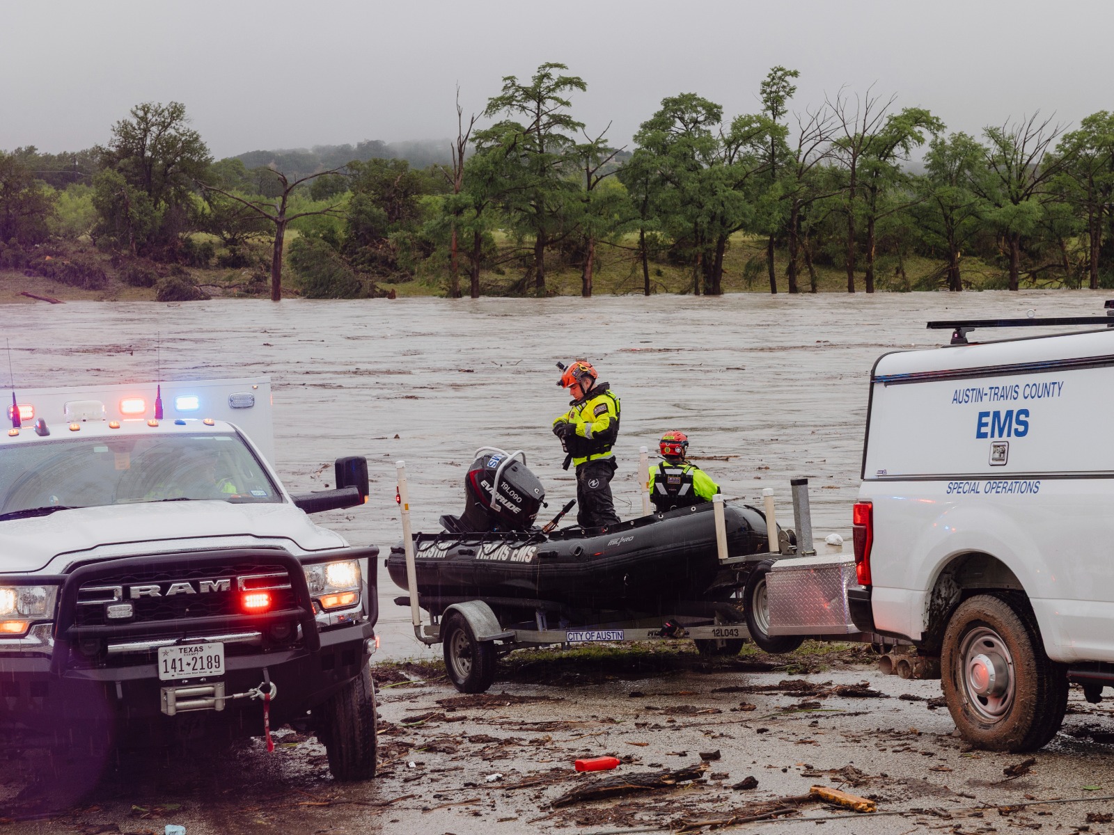 Inundaciones en Texas: Continúa la búsqueda de más de 20 niñas desaparecidas durante campamento