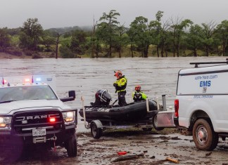 Inundaciones en Texas: Continua la búsqueda de más de 20 niñas desaparecidas durante campamento