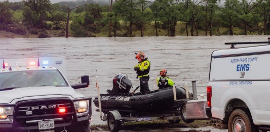 Inundaciones en Texas: Continua la búsqueda de más de 20 niñas desaparecidas durante campamento