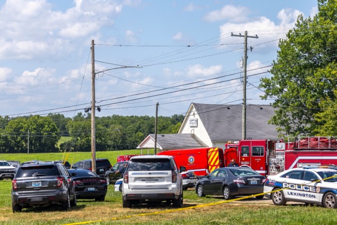 Agentes del orden responden a un tiroteo cerca de la Iglesia Bautista Richmond Road en Lexington, Kentucky, el domingo 13 de julio de 2025. Foto La Hora: AP