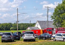 Agentes del orden responden a un tiroteo cerca de la Iglesia Bautista Richmond Road en Lexington, Kentucky, el domingo 13 de julio de 2025. Foto La Hora: AP