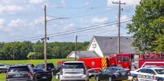 Agentes del orden responden a un tiroteo cerca de la Iglesia Bautista Richmond Road en Lexington, Kentucky, el domingo 13 de julio de 2025. Foto La Hora: AP