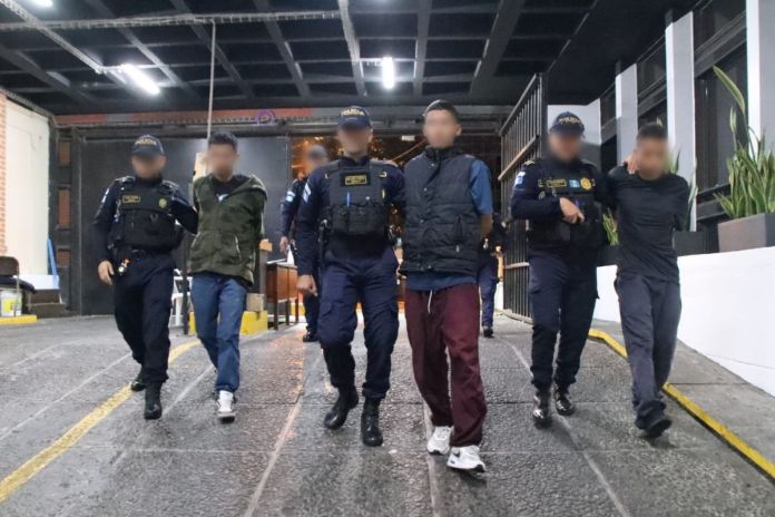 Presuntos pandilleros fueron capturados por presuntamente amenazar personas en zona 1. Foto La Hora: PNC