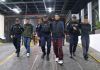 Presuntos pandilleros fueron capturados por presuntamente amenazar personas en zona 1. Foto La Hora: PNC