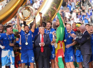 Reece James, del Chelsea, alza el trofeo del Mundial de Clubes, junto al presidente estadounidense Donald Trump, este domingo 13 de julio de 2025, en East Rutherford, Nueva Jersey (AP Foto/Seth Wenig)