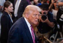 Un 56 % de estadounidenses desaprueba la gestión migratoria de Trump, según encuesta de CBS Fotografía del 18 de julio de 2025 del presidente de EE.UU., Donald Trump, en Washington, DC. EFE/FRANCIS CHUNG / POOL