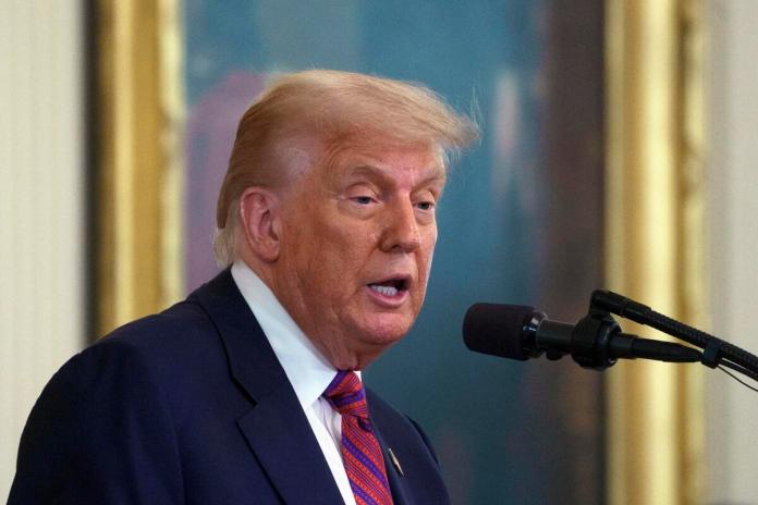Trump demanda al WSJ y a Murdoch por publicar una carta con su firma enviada a Epstein