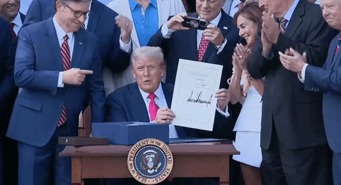 Trump firma la ley que contiene el impuesto del 1% a las remesas familiares
